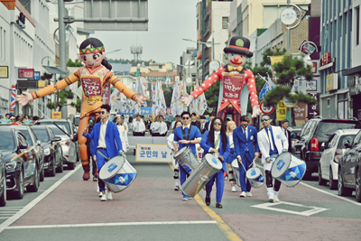개막행사의 백미인 선수단의 시가행진 모습.