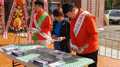 하선영 경남소상공인연합회 제로페이 단장(가운데)과 관계자들이 제로페이 홍보 캠페인을 벌이고 있다