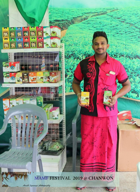 페드나 차 개발자 산둔 자야세갈라가 스리랑카 전통 옷을 입고 지구마을 바자르 부스에서 실론티를 홍보하고 있다.