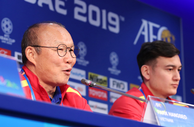 베트남 축구 대표팀과 재계약한 박항서 감독이 기자회견을 하고 있다.