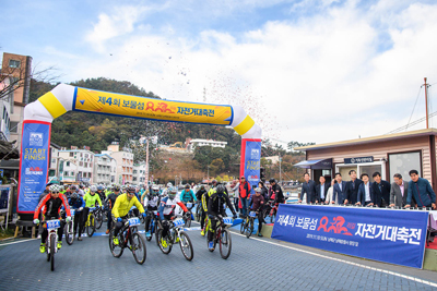 지난 10일 `제4회 보물섬800리길 자전거대축전`에 참가한 선수들이 남해충렬사 광장에서 출발 신호를 기다리고 있다.