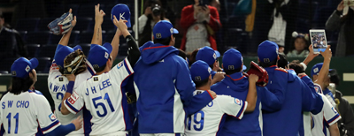 지난 11일 일본 도쿄돔에서 열린 2019 세계야구소프트볼연맹(WBSC) 프리미어12 슈퍼라운드 1차전 미국과 한국의 경기에서 승리한 한국 야구대표팀 선수들이 셀카를 찍으며 승리를 자축하고 있다. 연합뉴스