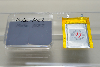 이황화몰리브덴 기반의 인조보호막 소재가 전사된 음극재(왼쪽). 개발한 음극재로 만든 파우치 형태의 리튬금속전지(오른쪽). / KIST