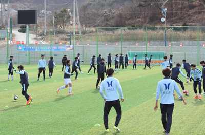 창녕군은 내년 1월 중순부터 2월 중순까지 국내 프로축구팀인 대전시티즌의 전지훈련이 예약돼 있다. 사진은 창녕에서 동계훈련하는 축구선수들의 모습.