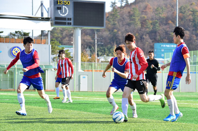 지난 23, 24일 이틀간 진주 스포츠파크 축구장에서 개최된 제35회 진주시장기 서부경남축구대회에서 선수들이 열띤 경기를 펼치고 있다.