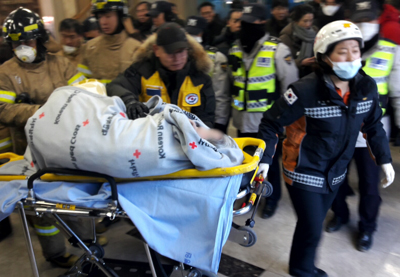 지난해 밀양 세종병원 화재 당시 적십자 봉사원이 구급대원과 함께 환자 이송을 돕고 있다.