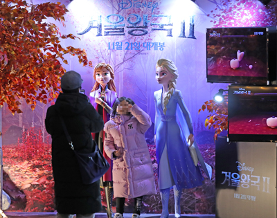 성수기에 부진했지만， `겨울왕국 2`의 흥행과 연말 한국 영화 대작들의 영향으로 올해 연간 관람객은 2억 2천만 명을 넘어설 것으로 CGV 리서치센터는 내다봤다. / 연합뉴스 자료사진