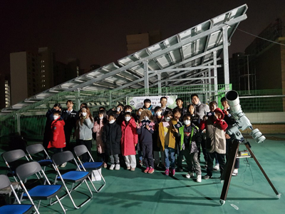 진주 문산중학교가 지난 11일 문산지역아동센터 아이들을 초청해 ‘불을 끄고 별을 켜다’를 진행했다.