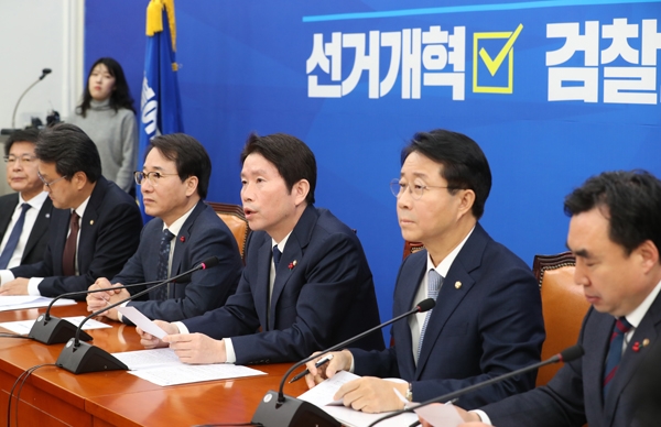 더불어민주당 이인영 원내대표(오른쪽 세 번째)가 12일 서울 여의도 국회에서 열린 정책조정회의에서 발언하고 있다.