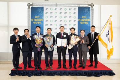 한국남동발전이 `2019년도 신기술 실용화 촉진대회`에서 신기술실용화 판로 확대에 기여한 공로를 인정받아 대통령 표창을 수상했다.