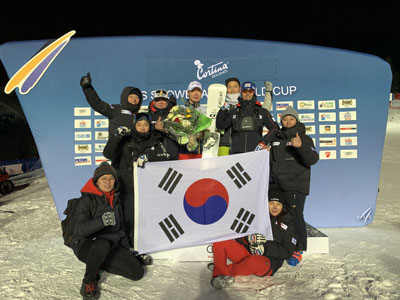 시상대 앞에서 기념 촬영을 한 한국 스노보드 대표팀.