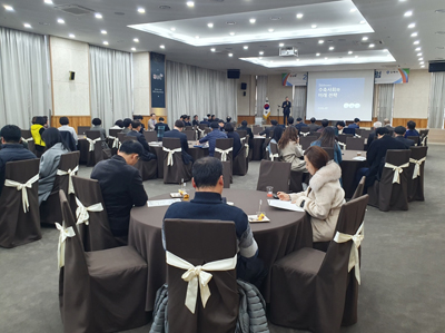 지난 20일 김해중소기업비즈니스센터 5층 대연회장에서 `수축사회와 2020년 경제전망`을 주제로 `제154회 김해경제포럼`이 열리고 있다.