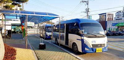 산청군이 군내ㆍ시외버스 노선 확대와 한방택시를 추가 운행한다. 사진은 신안면 원지 버스정류장에 있는 군내버스.