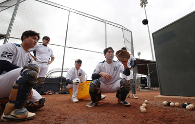 NC 다이노스 포수 양의지(오른쪽)와 용덕한 포수 코치(가운데)가 지난해 2월 18일(현지시간) 미국 애리조나주 투손의 레이드 파크 야구장에 마련된 스프링캠프에서 훈련하고 있다.