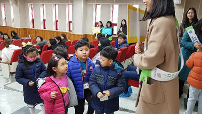 사천 동성초등학교는 지난달 30일 가입학식을 개최했다. 이날 가입학식에 참여한 예비 초등학생들이 선생님의 안내 말을 듣고 있다.