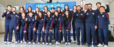 여자 배구대표팀이 5일 2020 도쿄올림픽 아시아예선을 위해 태국으로 떠나기 전 인천국제공항 1터미널에서 기념촬영을 하고 있다.