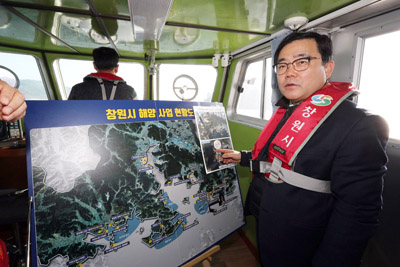 허성무 시장이 창원시 해양 사업 현황도를 보며 동북아 해양 거점도시로의 비전 마련을 모색하고 있다.