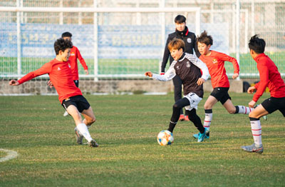 중등 스토브리그 축구대회에서 참가 선수들이 열띤 경기를 펼치고 있다.