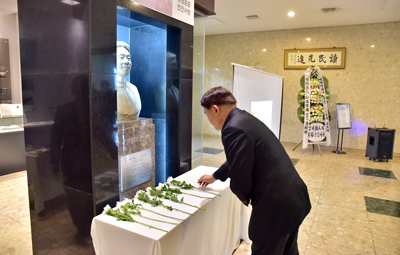 14일 인제대 김해캠퍼스 이태석 기념실에서 열린 이태석 신부 10주기 추모식에서 추모객들이 헌화를 하고 있다.