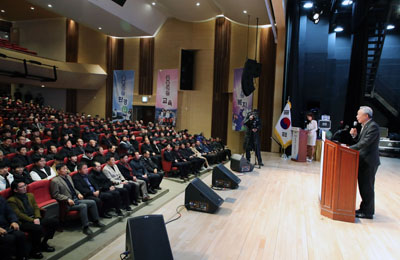 15일 하동군에서 열린 2020 읍ㆍ면정 합동보고회에서 윤상기 하동 군수가 연설하는 모습.