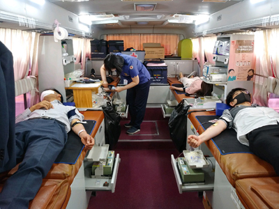 의령군 공무원들이 사랑의 헌혈운동을 전개하고 헌혈차에서 헌혈을 하고 있다.
