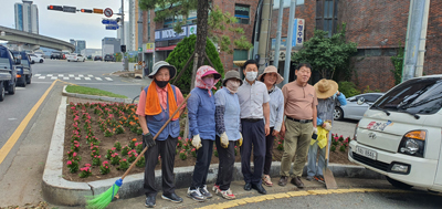 9일 생활쓰레기 상습 투기로 민원이 잦은 김해시 전하동 36-2 교통섬에 꽃밭이 조성 중이다.