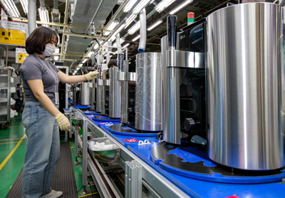 LG전자 직원들이 16일 창원사업장에서 캡슐형 수제 맥주 제조기 `LG 홈브루`를 생산하고 있다.