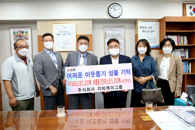 김경문 (주)지비케이그룹 회장(왼쪽 세 번째부터), 강덕출 부시장이 기념사진을 찍는 모습.
