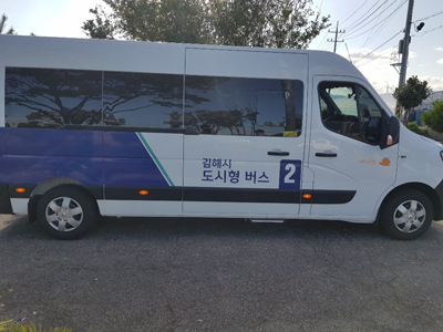 오는 25일부터 김해평야의 마을과 시가지를 잇는 도시형버스2번이 정식 운행한다. 사진은 해당 버스 모습.