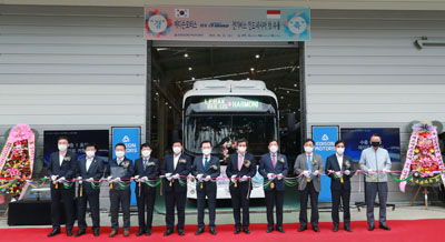 함양군 소재 전기버스 생산 기업인 에디슨모터스에서 생산된 전기버스가 인도네시아에 수출됐다. 사진은 지난 23일 진행한 수출 기념식 장면.