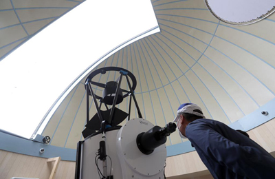 첨단 시스템이 탑재된 700㎜ 반사망원경이 설치된 4층 주관측실.
