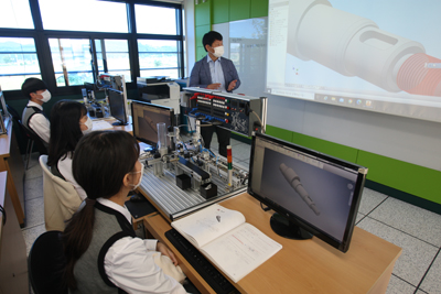 경남로봇고등학교 로봇제어전자과 학생들이 3D 캐드 설계 수업을 듣고 있다.