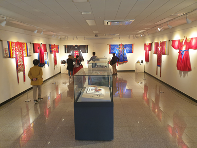 오는 25일까지 의령박물관 2층 특별전시실에서 `조선시대 궁중복식전`을 개최한다. 사진은 `조선시대 궁중복식전` 궁중복식과 장신구 모습.