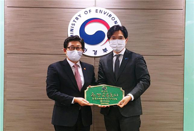 박성훈 경제부시장(오른쪽)이 지난 20일 정부세종청사에서 열린 수여식에서 환경교육도시 지정서와 현판을 수여받았다.