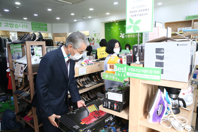 박종훈 교육감이 21일 아름다운가게 창원용호점에서 열린 `아름다운 하루`기부행사에서 물품을 살펴보고 있다.