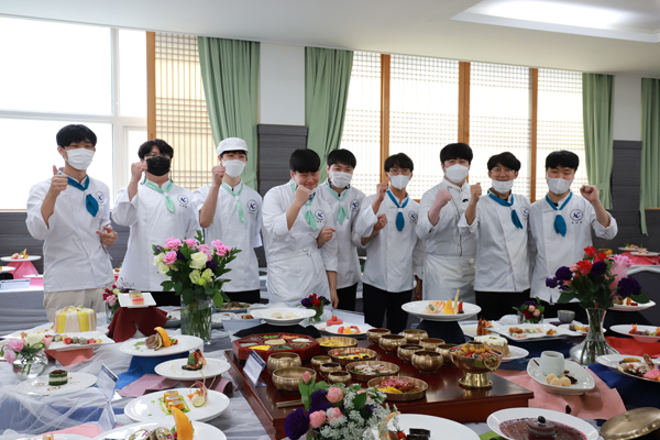남해대학 호텔조리제빵학부가 개최한 졸업작품 전시회에서 학생들이 기념촬영을 하고 있다.