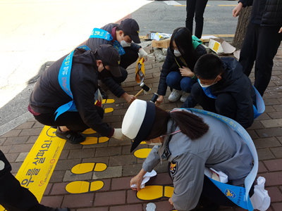 지난달 30일 김해 내동초등학교 학생 등이 스쿨존 내 교통사고 예방을 위한 노란발자국을 설치하고 있다.