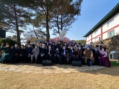 지난 16일 김해한림박물관 야외 마당에서 열린 `2020 도민과 함께하는 뮤지엄 문화산책-제10회 경남박물관인 대회`에서 수상자들이 기념촬영을 했다.