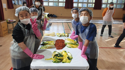 신원초 학생들이 김장 나눔을 위해 25일 김장을 담그고 있다.