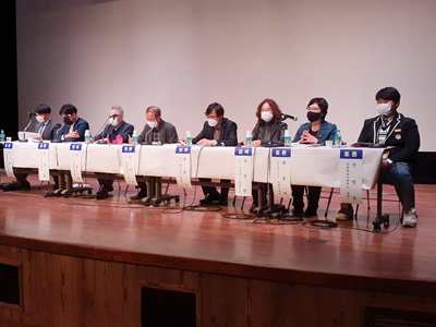 지난 20일 칠암문화센터 대공연장에서 열린 `제1회 문화포럼에서 패널 8명이 열띤 토론을 하고 있다.