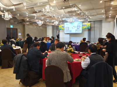 지난 1일 김해 아이스퀘어호텔 2층 연회장에서 ‘건강한 차로 소통하기’를 주제로 ‘경남매일 제2기 CEO 아카데미’가 열리고 있다.