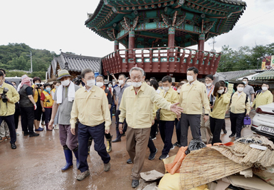 지난 8월 문재인 대통령이 수해지역인 화개장터를 찾아 피해지역을 둘러보고 있다.