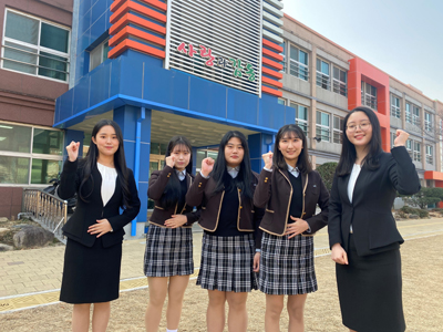 밀성제일고 국가직 공무원 합격자 (왼쪽부터)김미송, 박도현, 정이진, 천효원, 하민정 학생이 파이팅을 하고 있다.