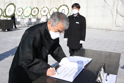 박종훈 교육감이 지난 1일 새해를 맞아 3ㆍ15 국립묘지를 참배하고 방명록에 “우리 아이들 잘 지켜주십시오”라는 글을 남기고 있다.