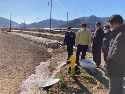 김해시가 이작지구 지표수 보강 개발사업을 완료했다. 사진은 시 관계자가 관련 시설을 점검 중인 모습.