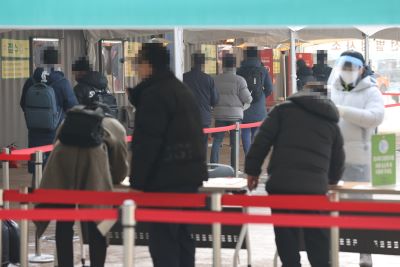 지난 13일 오전 서울시청 앞 마련된 임시선별진료소에서 검사를 받기 위한 시민들이 줄을 서 있다.