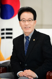 경남도의회 김하용 의장은 "도민의 생활에 실질적으로 도움이 되는 정책과 조례를 만드는데 심혈을 기울이겠다"고 말했다.