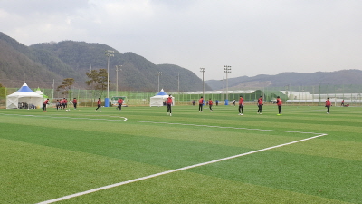 합천군이 19일부터 축구 전지훈련을 개최한다. 사진은 합천 체육시설에서 훈련을 진행하고 있는 청소년팀.