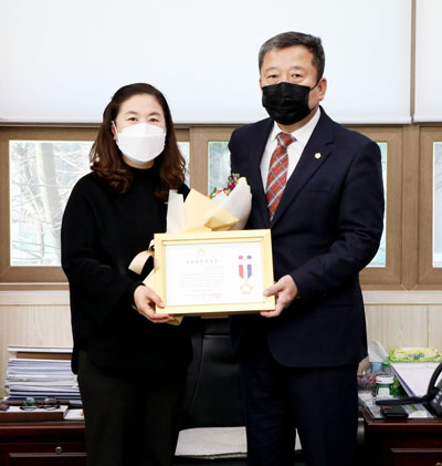 김봉남 의원(사진 왼쪽)이 지방의정 봉사상을 받았다.