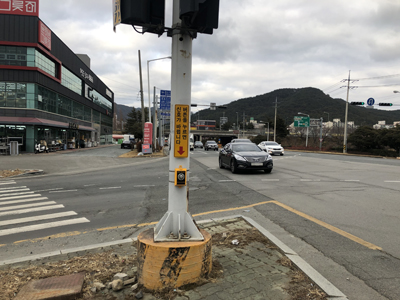 김해시가 농협 서김해주유소 인근 교차로에 설치한 보행자 작동 신호기.